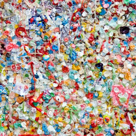 Ein Foto mit von Plastik überfülltem Müll
