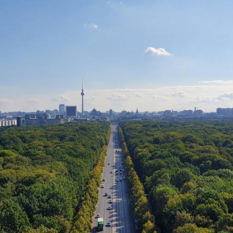 Ohne Klimaanpassung keine Sicherheit und kein Wohlstand Vogelperspektive auf Berlin mit Sicht auf den Tiergarten und dem Brandenburger Tor in der Mitte
