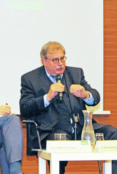 Dr. Thomas Holzmann (mitte) im Gespräch mit den Podiumsgästen