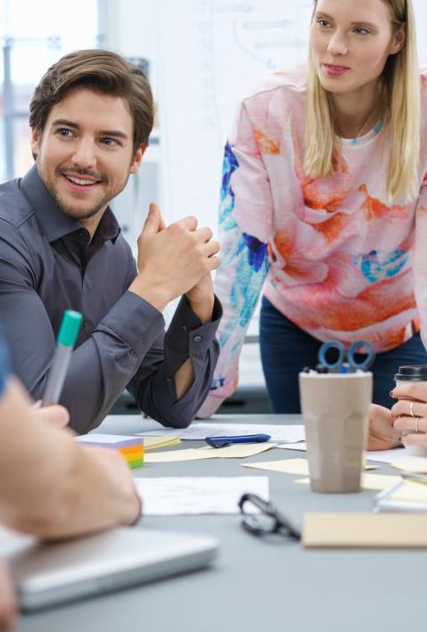 kollegen arbeiten zusammen an einem projekt