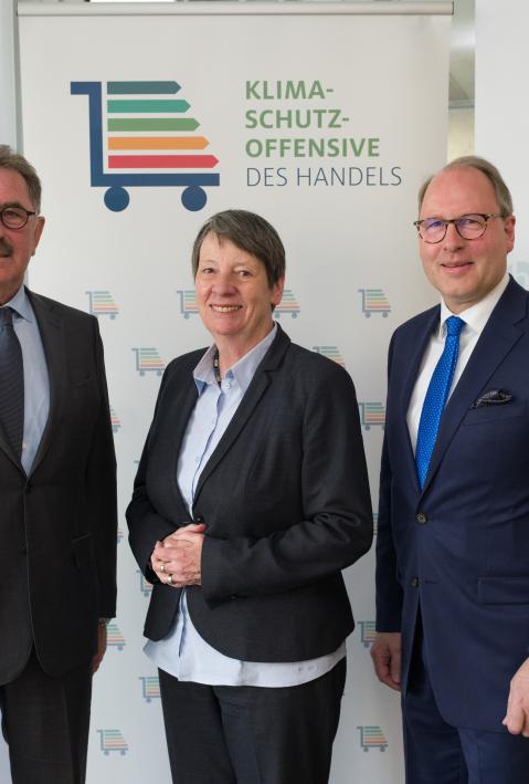 Gemeinsam mit Josef Sanktjohanser, Präsident des Handelsverbands Deutschland, hat Bundesumweltministerin Barbara Hendricks heute den offiziellen Startschuss für die HDE-Klimaschutzoffensive gegeben.