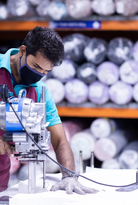 Bekleidungshersteller in Jordanien bei der Arbeit 