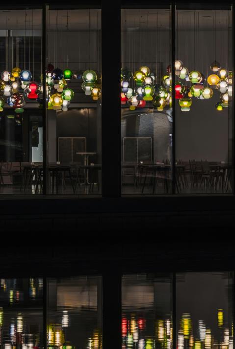Berlin, Paul-Löbe-Haus mit unzähligen bunten Lampen, die sich im Wasser spiegeln