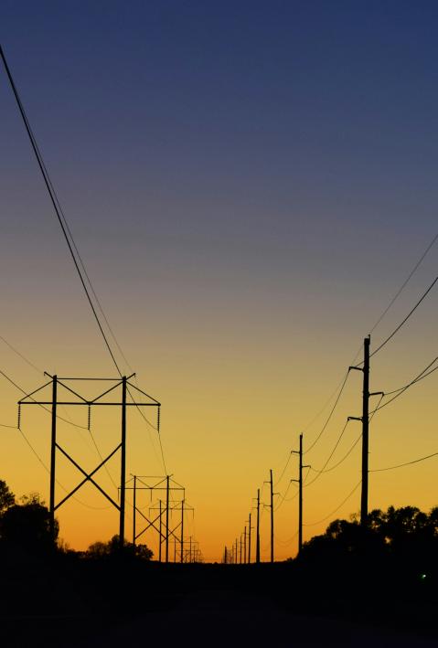 Hochspannungsleitungen in den USA im D&auml;mmerlicht fotografiert, sodass nur ihre schwarzen Umrisse zu erkennen sind