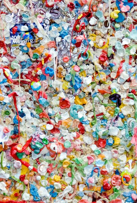 Ein Foto mit von Plastik überfülltem Müll