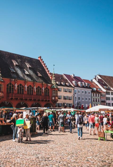 Wochenmarkt im Zentrum von Freiburg im Breisgau