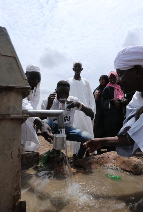 Pastoralistinnen besorgen Wasser aus einer Pumpe in der Wüste im Sudan