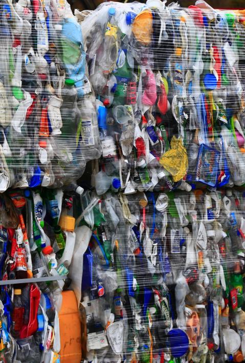 Plastikflaschen befinden sich zusammengepresst in transportfähigen Boxen. 