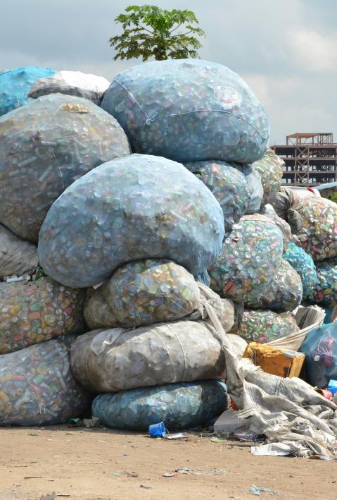 Eine gro&szlig;e M&uuml;lldeponie mit S&auml;cken voller Abfall