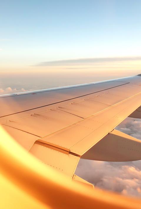 Aufnahme aus einem Flugzeugfenster über den Wolken. 