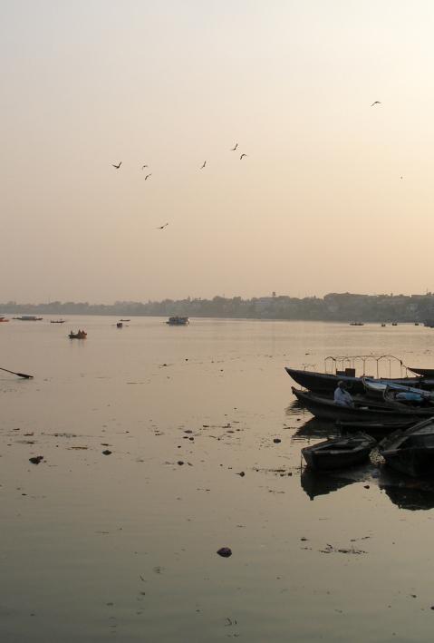 varanasi_india_ganges_river_after_sunset_2.jpg