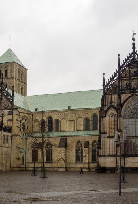 The cathedral of Münster under a gray sky. 