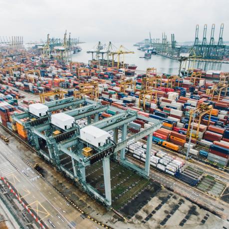 Hafen in Singapur mit Containern und Kränen