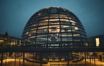 Blick auf den Berliner Reichstag im Dunkeln