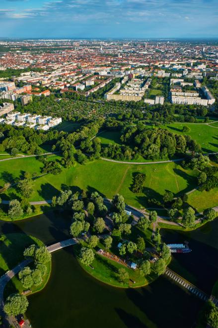 Vogelperspektive auf einen Ort in Deutschland mit einem grünen Park im Vordergrund