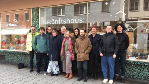 Die Teilnehmenden des Zukunftshaus Würzburg stehen vor dem Laden und lächeln in die Kamera.