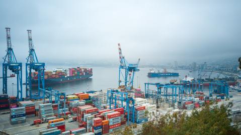 Hafen mit Containern und Frachtschiffen im Nebel