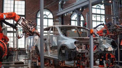 cobots manufacture automobile in production hall