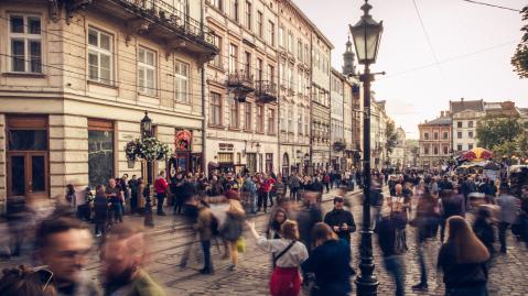 Menschen tummeln sich auf einem Platz in Lviv