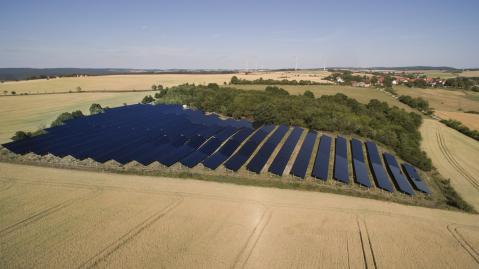 Solaranlage bei Rittersdorf, aus Drohnenperspektive