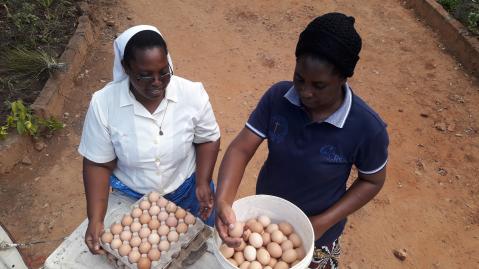 women from EFI Sambia with eggs