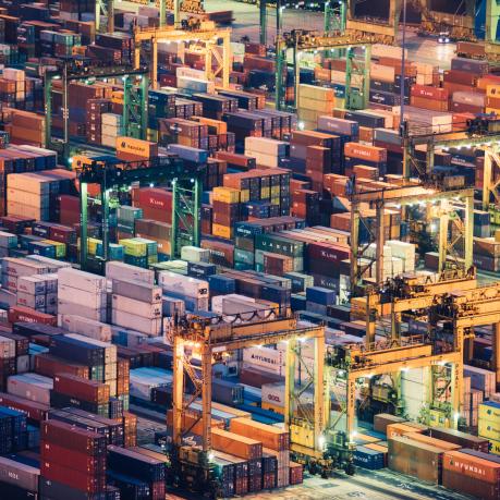 Fracht, Hafen, Maschinerie und Container aus Höhe seitlich fotografiert