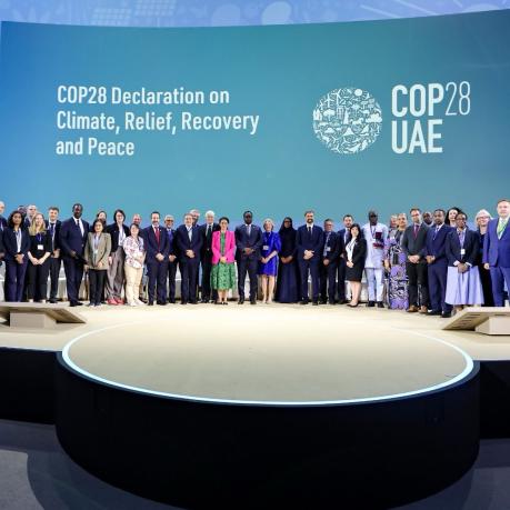 Alle Vertretungen der Regierungen und Organisationen sind auf der Bühne während der COP28, um die Declaration on Climate, Relief, Recovery and Peace zu unterschreiben