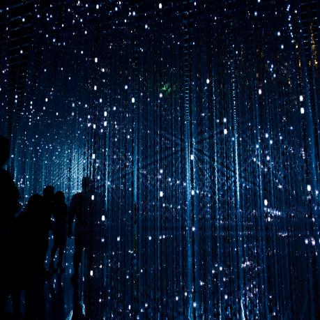 Silhouetten von Personen in einer futuristischen Installation