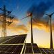 Erneuerbare Energien: Solarpaneele und Windräder vor Stromleitungen