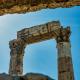 Alte römische Säule vor blauem Himmel