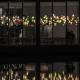 Berlin, Paul-Löbe-Haus mit unzähligen bunten Lampen, die sich im Wasser spiegeln