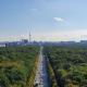 Vogelperspektive auf Berlin mit Sicht auf den Tiergarten und dem Brandenburger Tor in der Mitte