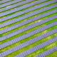 Vogelperspektive auf eine grüne Fläche voller Solaranlagen