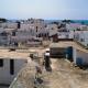 Tunesische Stadt mit weißen Häusern, das Meer im Hintergrund. 