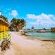 Strand und Bootsstege der Insel Ambergris Caye in Belize