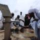 Pastoralistinnen besorgen Wasser aus einer Pumpe in der Wüste im Sudan